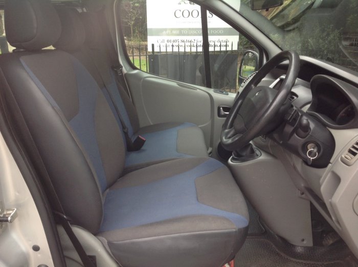 Renault Trafic 2.0 TRAFIC LL29 SPORT DCI Minibus Diesel Silver