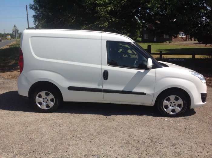 Vauxhall Combo 2000 1.3 CDTI 16V eFLEX H1 Sportive Van Start Stop Panel Van Diesel White