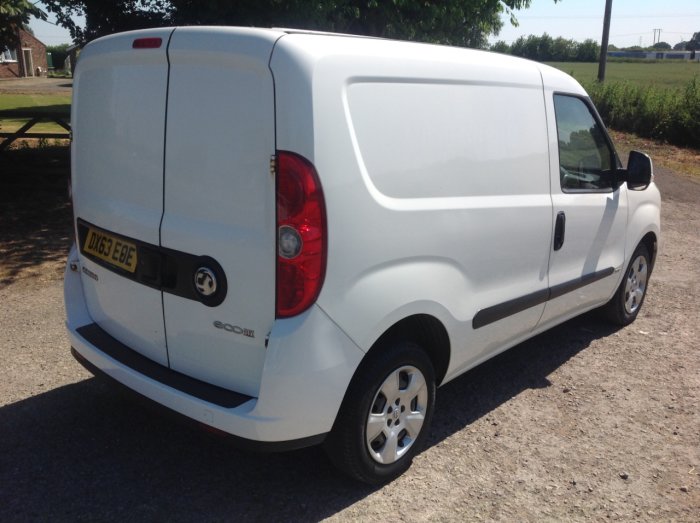 Vauxhall Combo 2000 1.3 CDTI 16V eFLEX H1 Sportive Van Start Stop Panel Van Diesel White