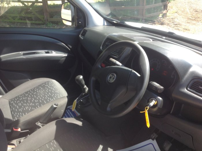 Vauxhall Combo 2000 1.3 CDTI 16V eFLEX H1 Sportive Van Start Stop Panel Van Diesel White
