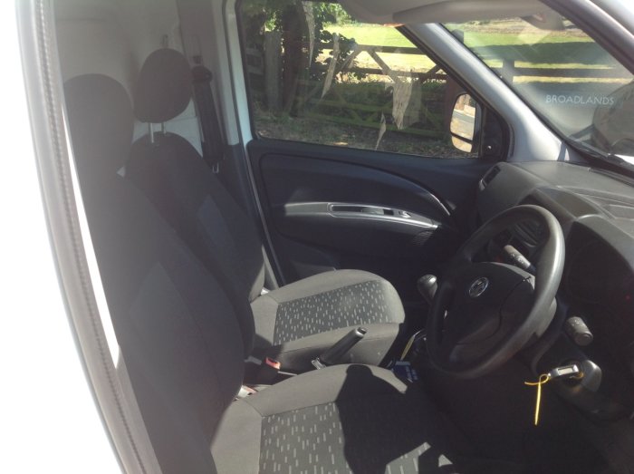 Vauxhall Combo 2000 1.3 CDTI 16V eFLEX H1 Sportive Van Start Stop Panel Van Diesel White