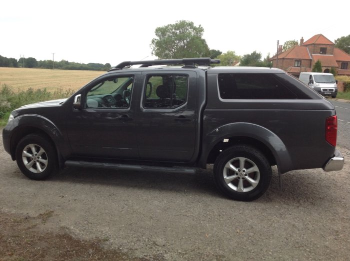 Nissan Navara 2.5 Tekna Pick Up Diesel Grey