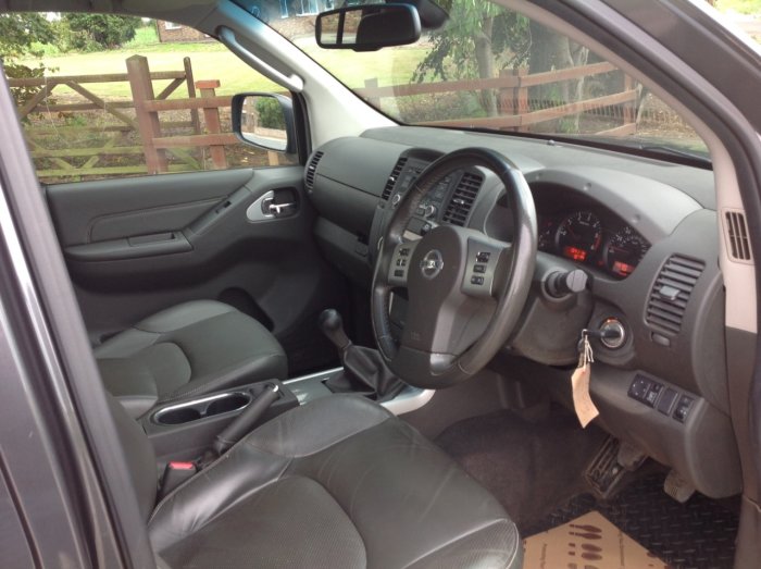 Nissan Navara 2.5 Tekna Pick Up Diesel Grey